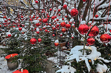 Weihnachtskugeln im Schnee